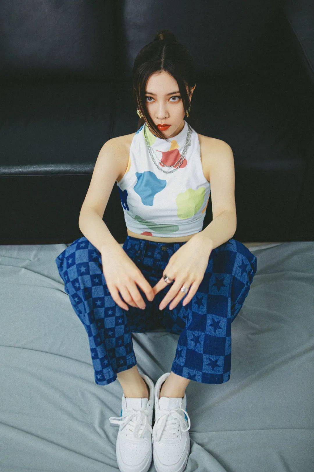 对比|初伏的夏天，选择白色吊带短背心和蓝色的直筒裤，清新还有小蛮腰的展现