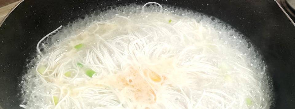 加入适量|天冷了，面条这吃法可真“香”，营养好吃，吃上1碗，全身都暖和