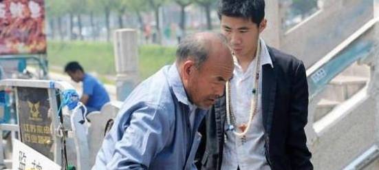 父亲|接父亲进城养老,家里的卫生纸总丢,翻开他的被子,妻子傻了眼