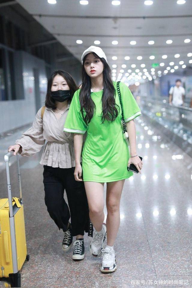 设计|“T恤塞裤腰”过时了，今夏明星都在这样穿，照着穿轻松美过路人