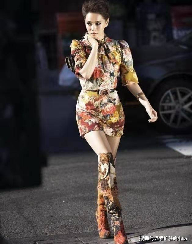 效果|伊能静一点都不服老，印花修身短裙玩油画风，高冷复古韵味十足