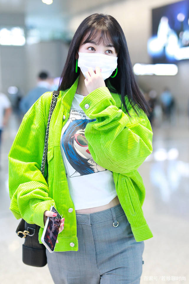 颜色|黄晓明前女友真的好年轻，虽然都年过三十了，还穿荧光色秀肚子