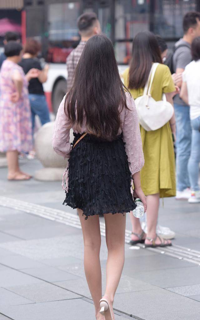 突出点|连衣裙的搭配中,款式对于时尚设计的影响实在太大,要注意好搭配