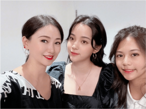 经典|翁虹一家三口罕见聚齐！13岁女儿颜值大逆袭，同框欧阳娜娜不输