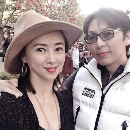 妖精|翁虹才是时尚妖精！52岁学少女把开衫当长裙穿，竟意外性感高级
