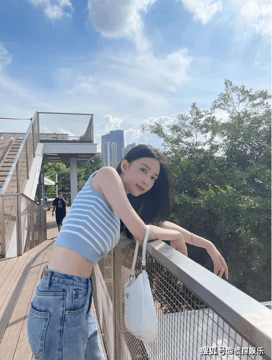 潘帅|宣云晒潘玮柏视角撒糖，穿吊带衫秀细腰好身材，被赞气质非凡