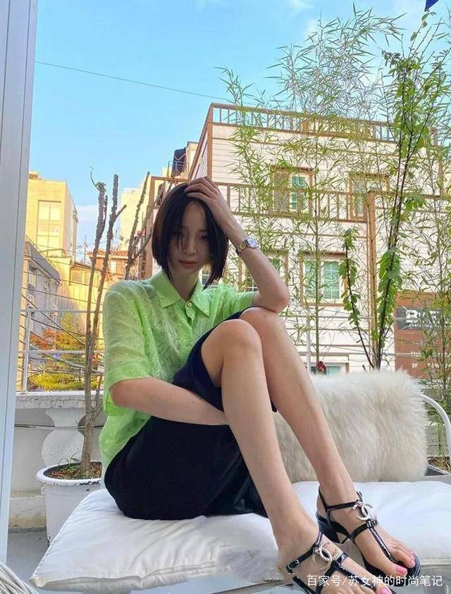 杨采钰|“帆布鞋”过时了，今年这双“木桩鞋”才最受欢迎，复古又不撞鞋