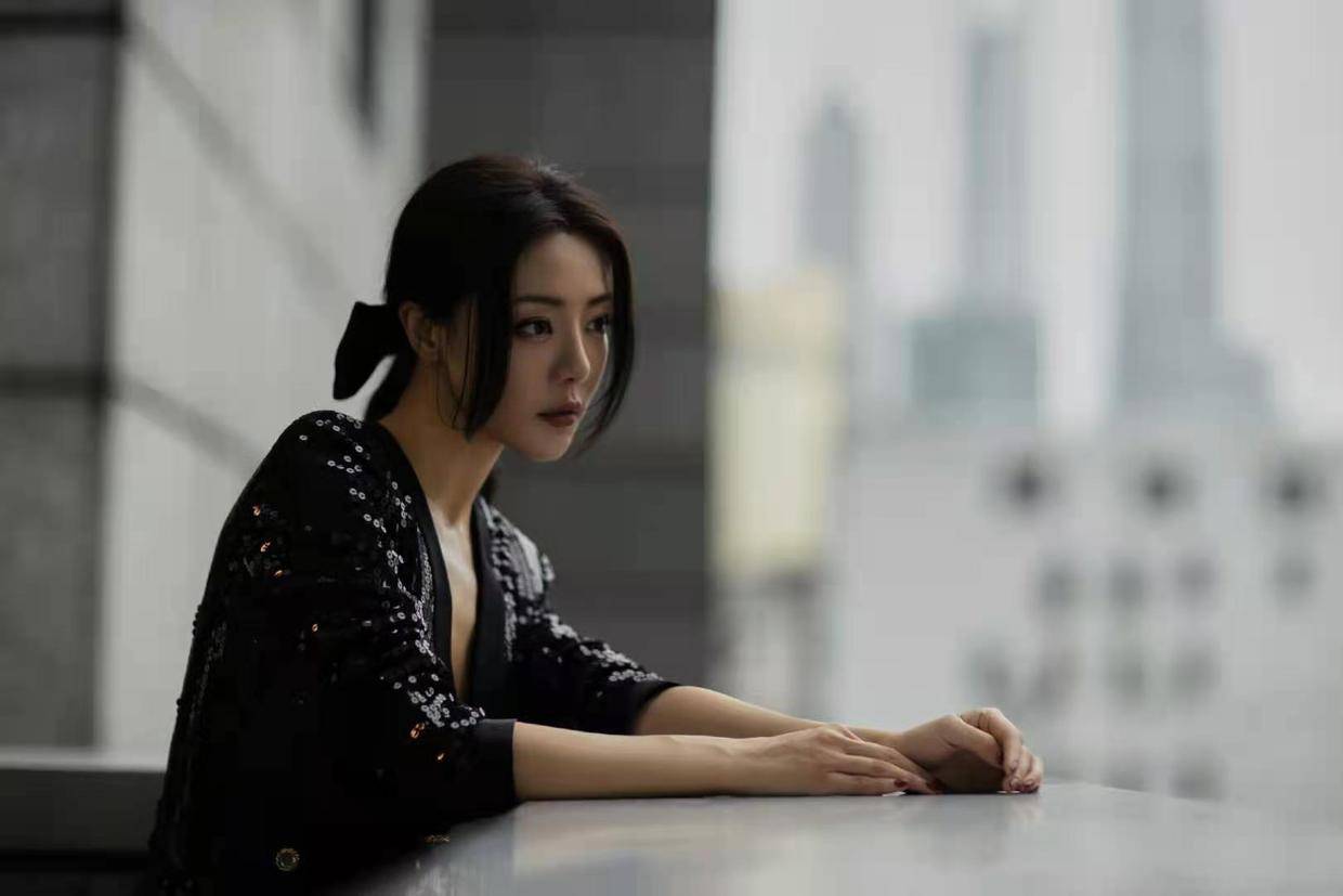设计|邓家佳：开叉裙性感的完美展露，真空一袭黑色长裙，勾勒完美身材