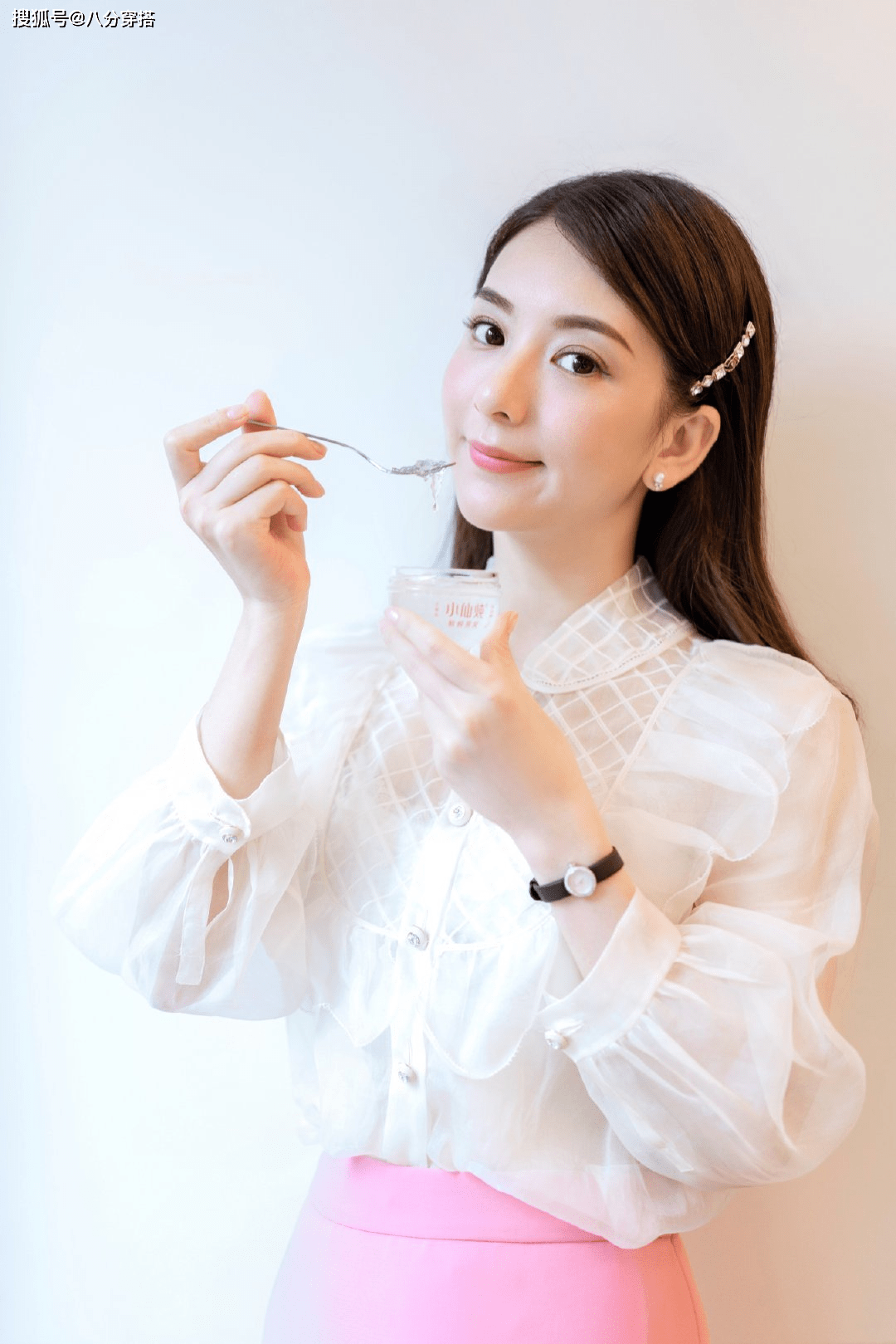 身材|方媛真会穿，蓝白印花泡泡袖连衣裙甜美俏皮，难怪郭富城那么爱她