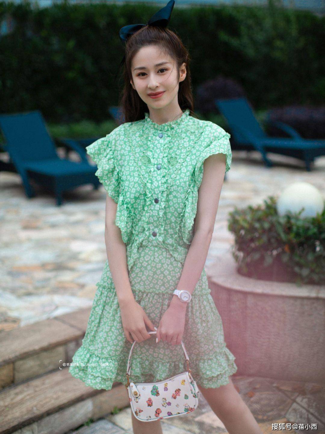 美眉|菅纫姿美得不像话,穿碎花连衣裙出门也显气质,配短靴腿型更加分