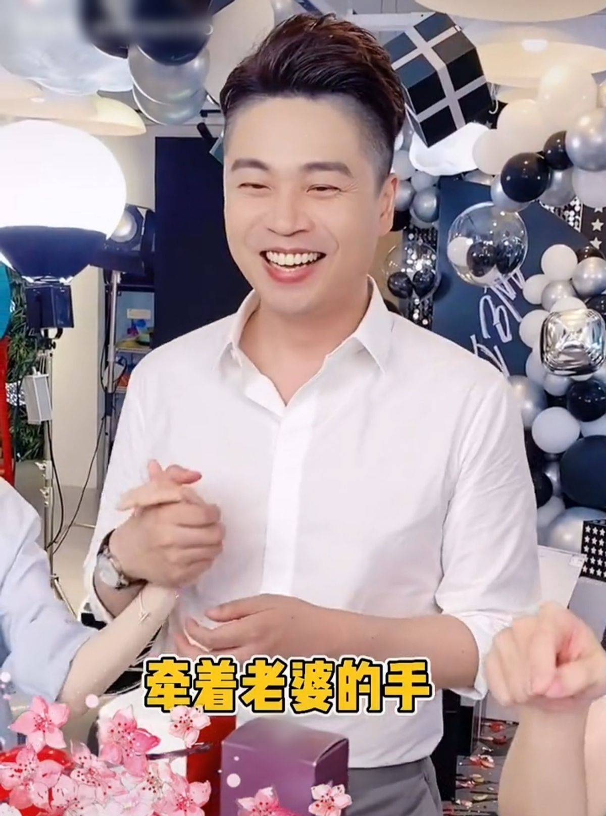 主持人沈涛娇妻现身直播,全程不露脸引发猜忌,手腕纤细像小孩_老婆