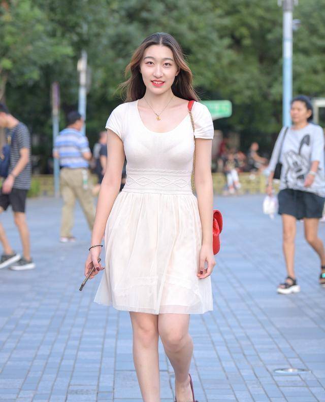 米色|青春时尚的连衣裙,还透着微微的优雅温婉,微胖穿也很美