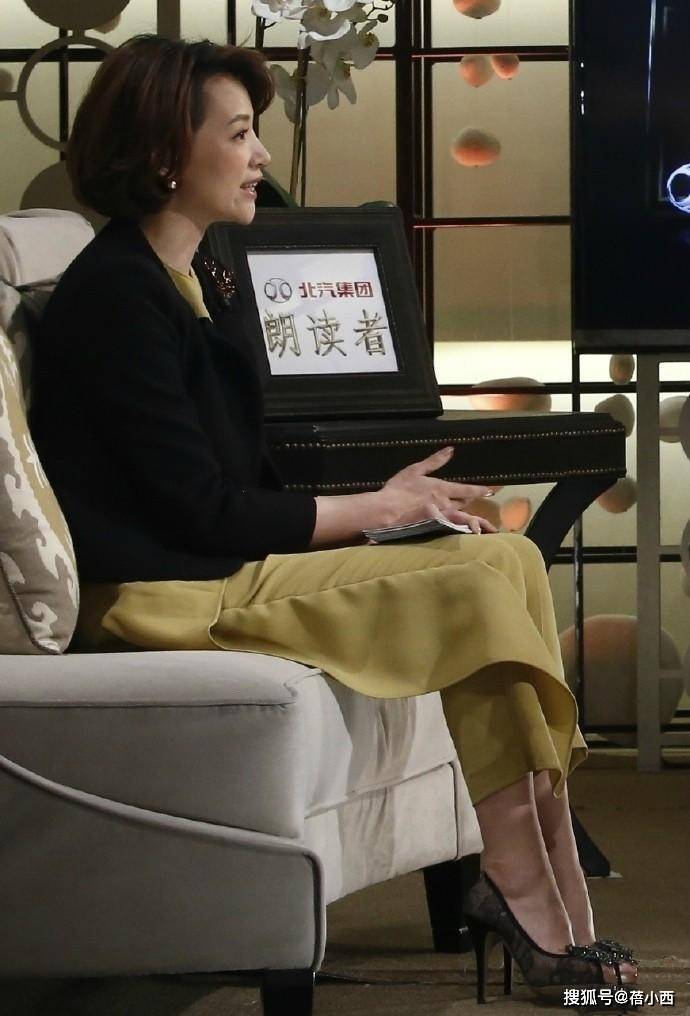 设计|董卿又展现高级感！穿西装内搭连体裤优雅又时髦，40+女性可照穿