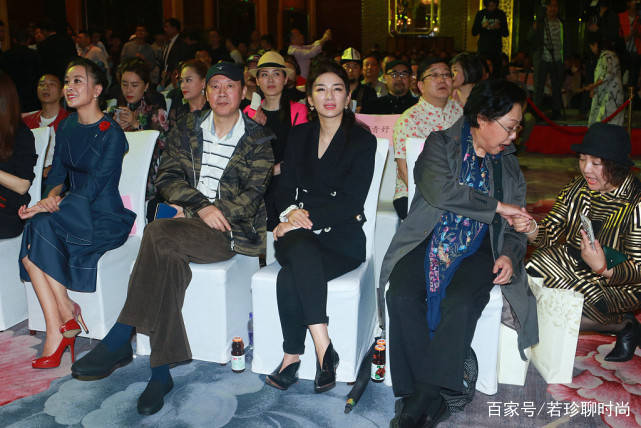 黄奕|黄奕打扮的挺低调的，都没斯琴高娃惹眼，看久了还挺有内涵的
