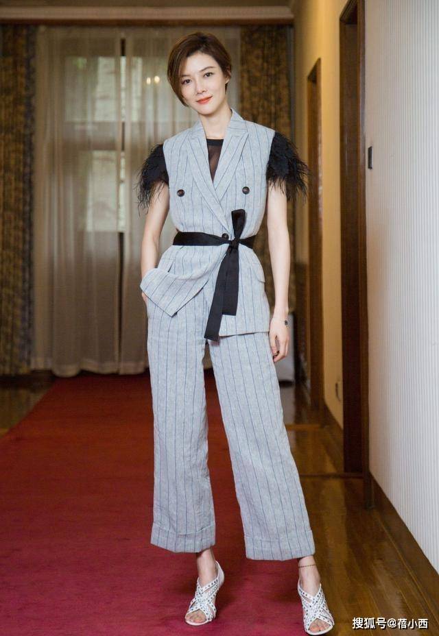 亮点|车晓离婚9年后状态回升，穿裸色连衣裙优雅大方，锁骨杀简直绝了