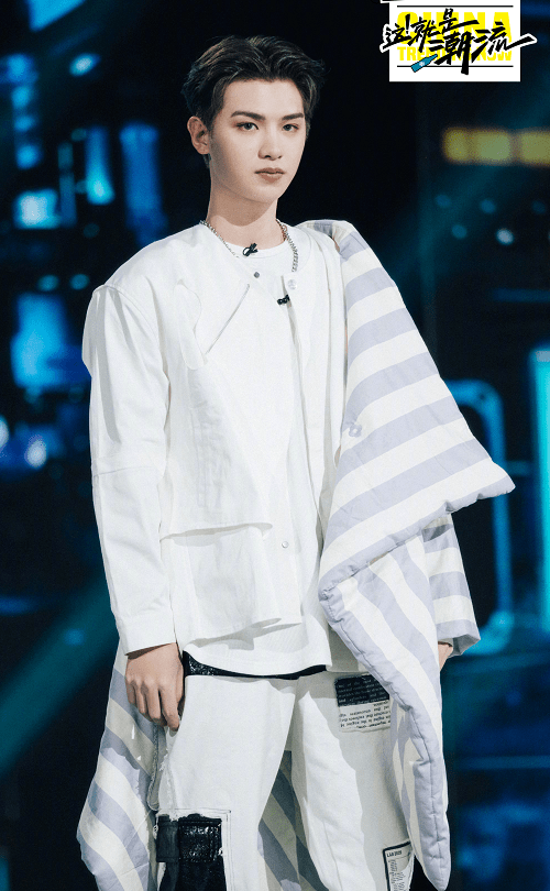 黄明昊|盘点明星的奇葩造型:黄明昊被子当披风,徐若瑄裹床单走红毯