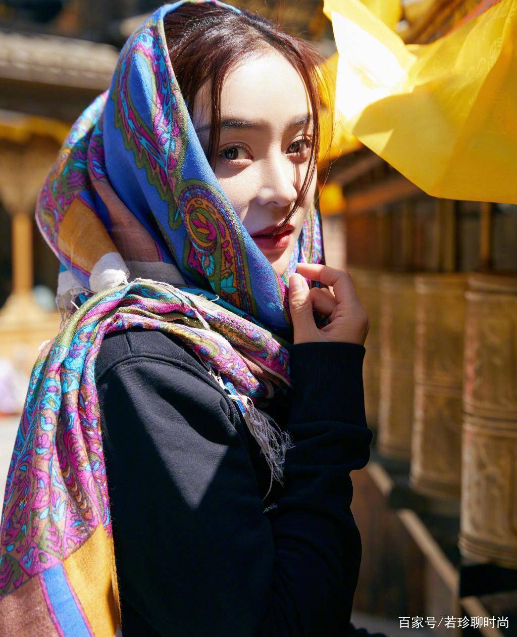 小姑娘|袁姗姗颜值真的高，出门穿得比大妈还老，也能穿出小姑娘的感觉
