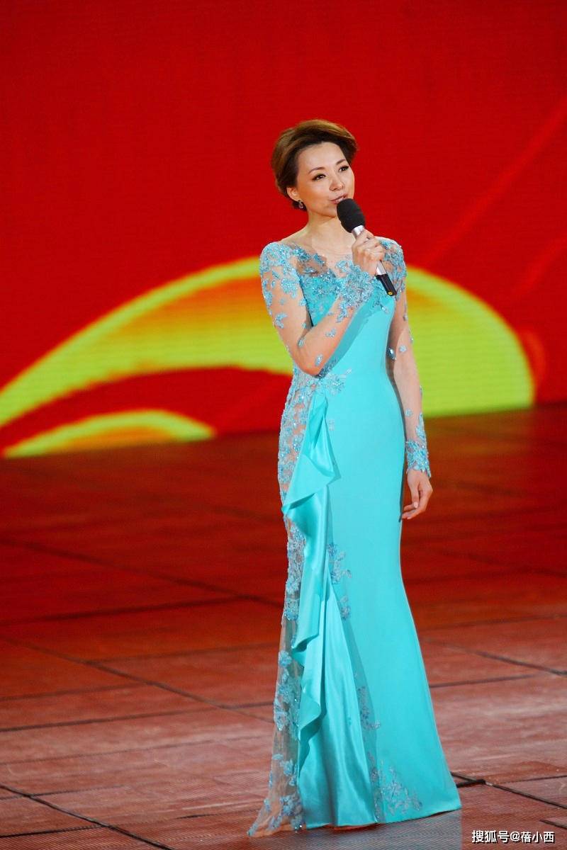 设计|董卿又展现高级感!穿西装内搭连体裤优雅又时髦,40+女性可照穿