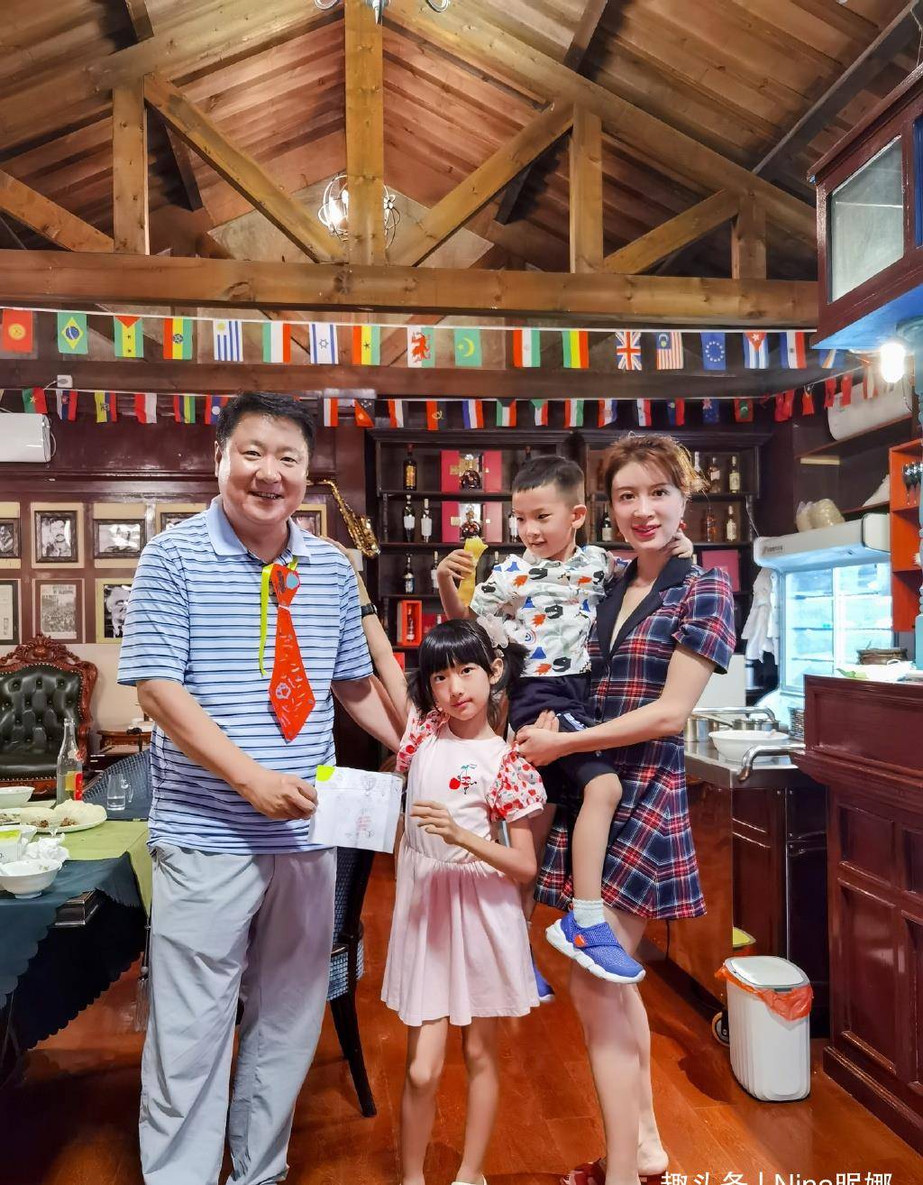 效果|金巧巧一家四口罕见同框，她穿连衣裙年轻像30岁，儿女颜值随爸爸