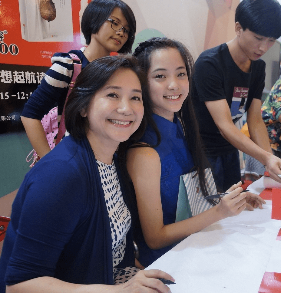 中老年|欧阳娜娜妈妈罕见露面，小黑裙配马丁靴真时髦，母女俩共用一张脸