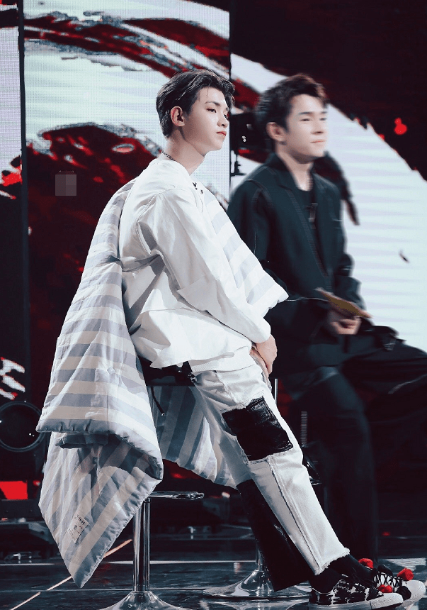 黄明昊|盘点明星的奇葩造型:黄明昊被子当披风,徐若瑄裹床单走红毯