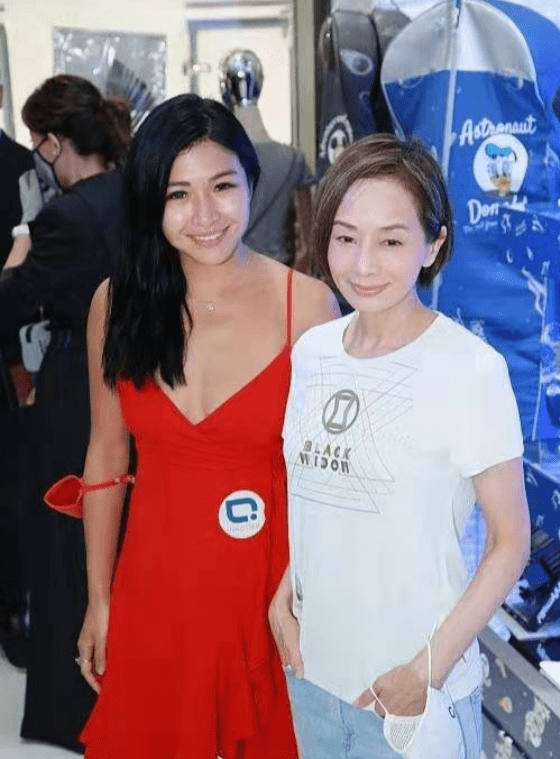 发型|61岁毛舜筠才是不老女神，白T恤配牛仔裤，简简单单穿出青春活力