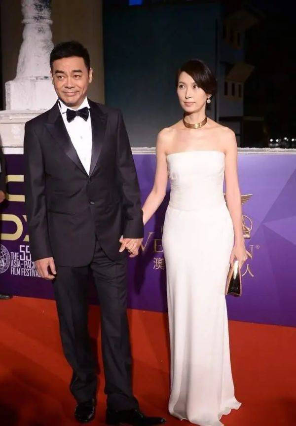 身材|刘青云老婆气质真高级，穿灰色连衣裙高贵优雅，天然美太惊艳