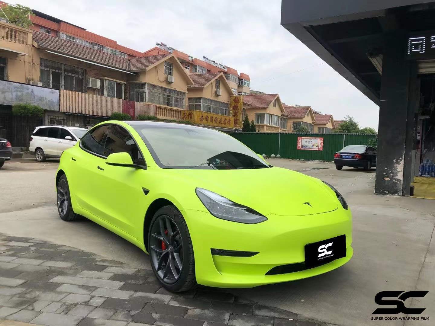 色彩|黑色改黄色！特斯拉MODEL3装贴SC改色膜消光荧草黄