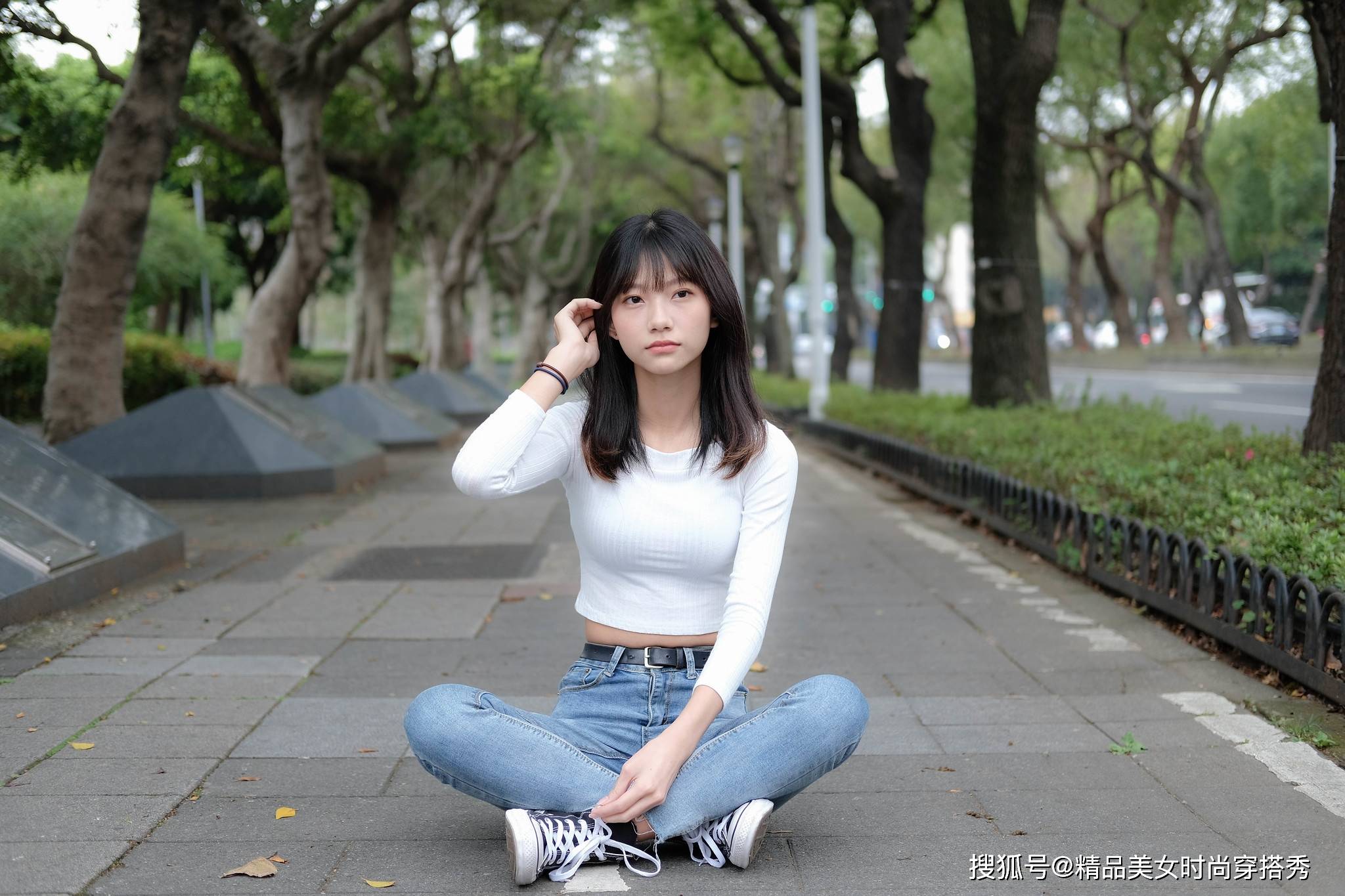 长袖|白色针织衫搭配牛仔裤+平底鞋，整体的风格简约又休闲，清爽舒适