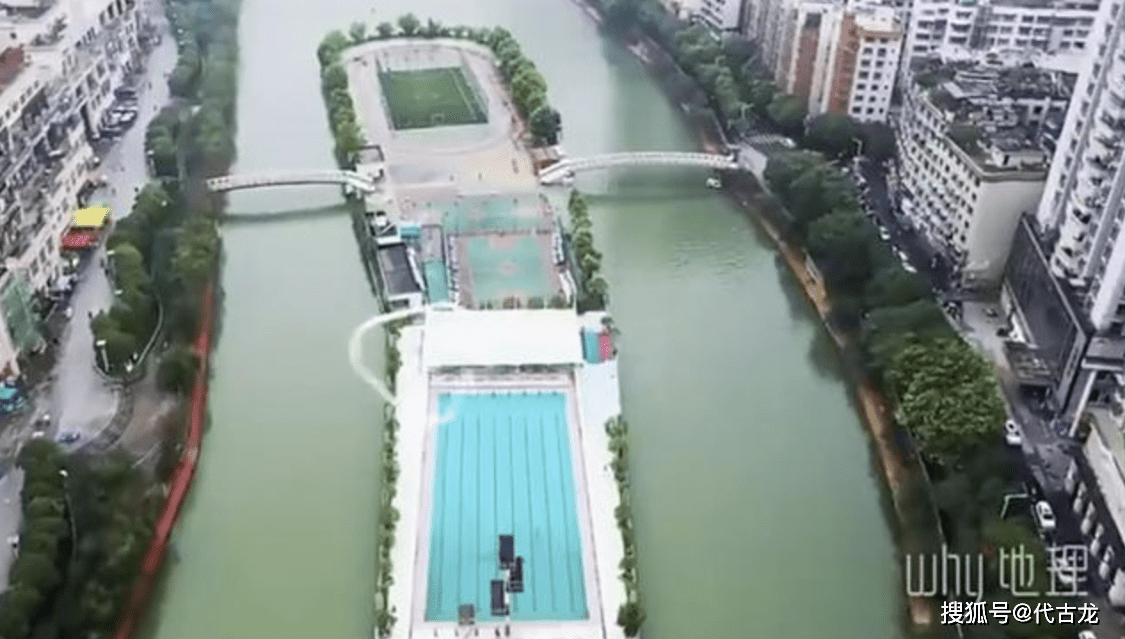 36年历史！贵州一体育中心建在江中，足球篮球场都有，就是特废球