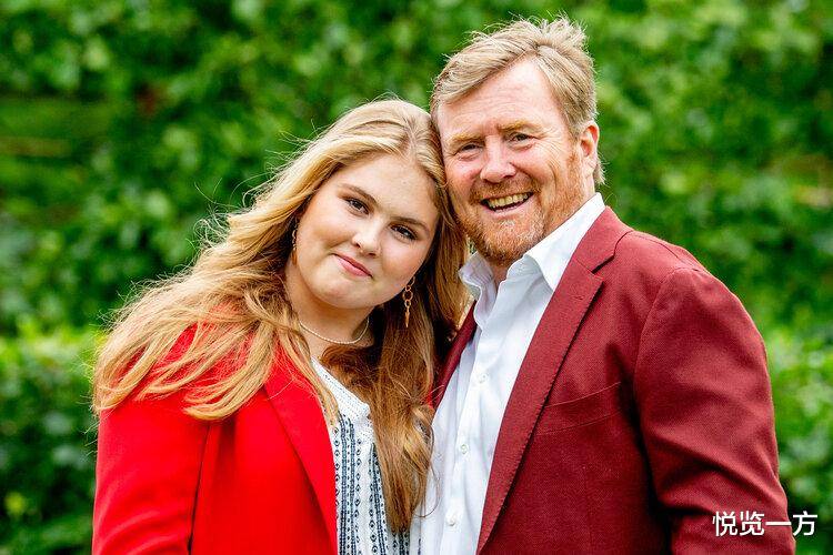 威廉-亚历山大|荷兰王室夏季合影明艳欢快 女王储沉稳有范 小公主笑容纯真烂漫