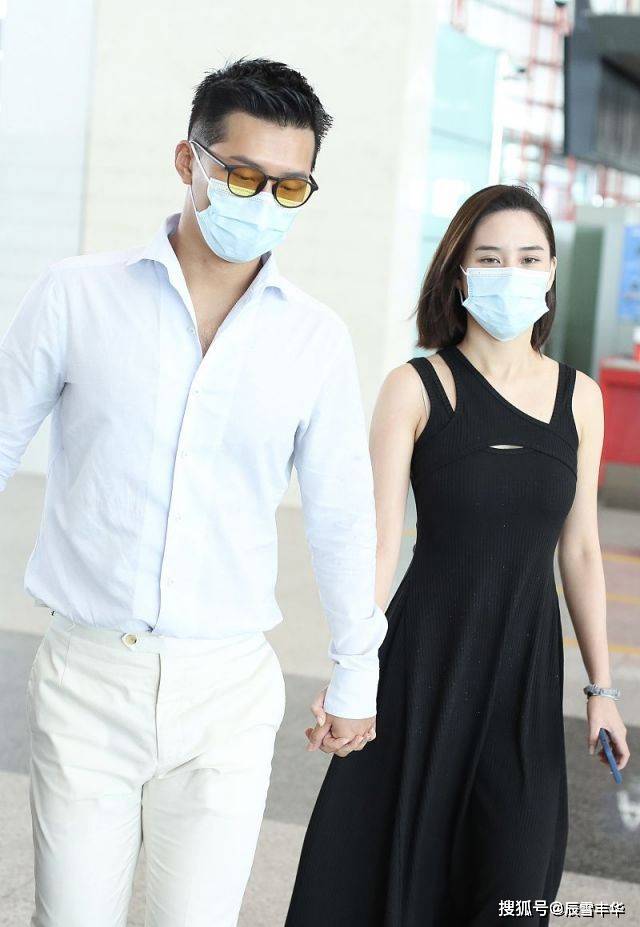 黑色|何超莲与窦骁牵手走机场，穿黑色“歪领”吊带裙，清爽又显好身材