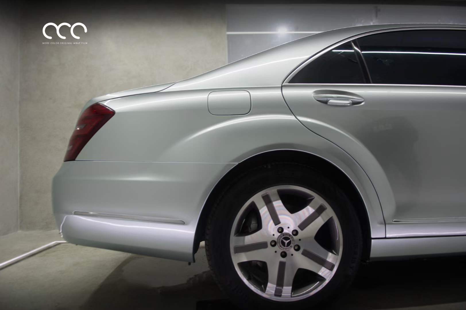 奔驰车身升级,装贴漫彩改色膜电镀金属银