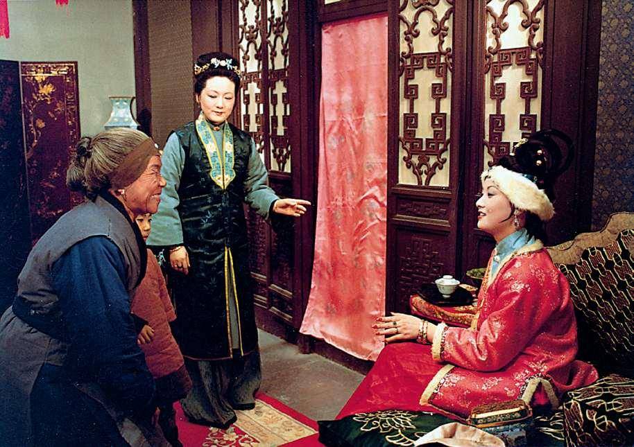 她的行为,与薛蟠为了争风吃醋就打死人,赵姨娘为了争家产魇镇宝玉