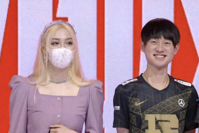 原创rng战胜edg台球女神潘晓婷前来助威女粉丝现场表白