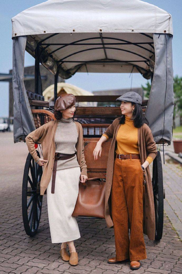 毛衣|女人过了50岁少穿打底裤，瞧瞧三木妈妈的穿搭，减龄时髦谁穿谁美