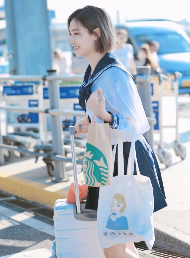 女孩子|穿海军风衬衫的许佳琪太甜了，配百褶裙秀小细腿，笑起来像初恋