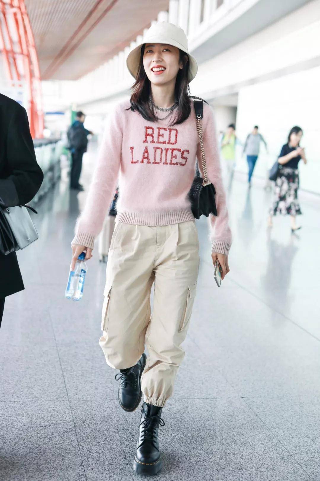 小白|小白鞋已经“失宠”了，现在最火的是这种“靴子”，洋气时髦还显高