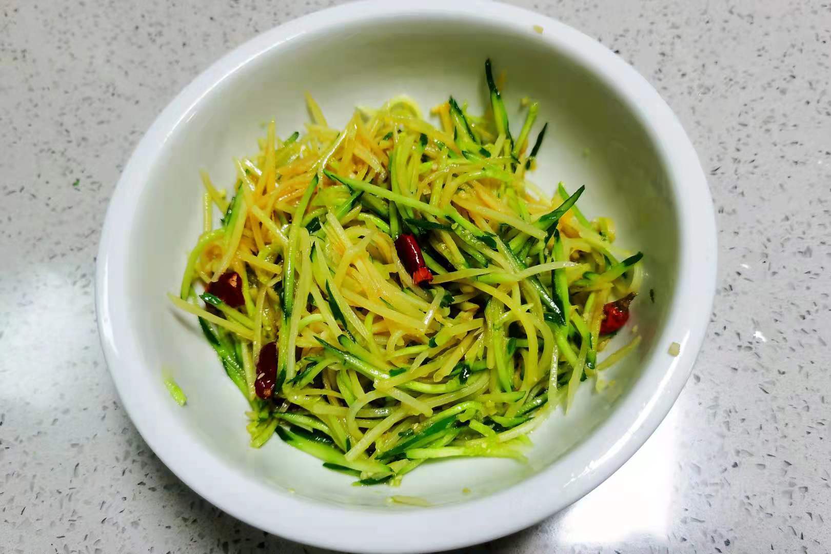 夏季我常吃这2样擦丝加料简单一拌5分钟端上桌低脂还美味