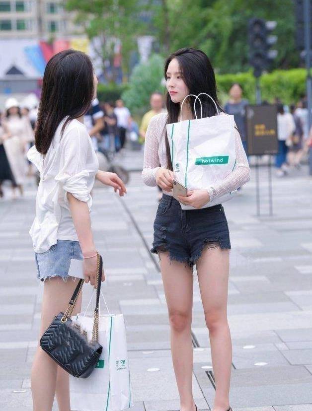 设计|黑色修身连衣裙显瘦，四条肩带设计很有女人味