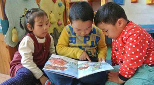 厕所|孩子抗拒去幼儿园，嘴里还嘟囔着“一个人”，宝妈蹲点偷看后气哭