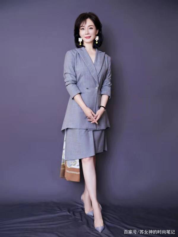 显得|收起你的“大衣”吧，今年流行“西装+裙子”，明星都心动了！
