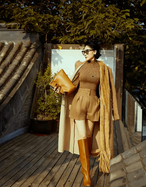 高温|不生孩子状态就是好!52岁许晴顶高温穿大衣皮靴,身材比杨幂还辣