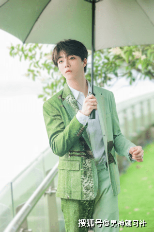 规矩|被誉为“漫画颜”，爱穿破洞裤的陈立农，如今也规矩穿衣了