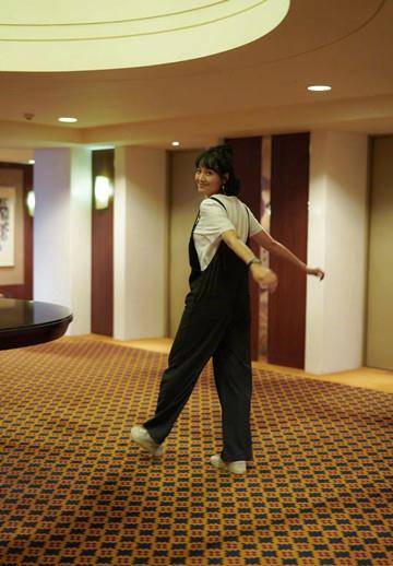 蓝台|朱丹罕见带娃外出逛街,穿无袖马甲小麦肤色抢镜,单手抱娃太强悍