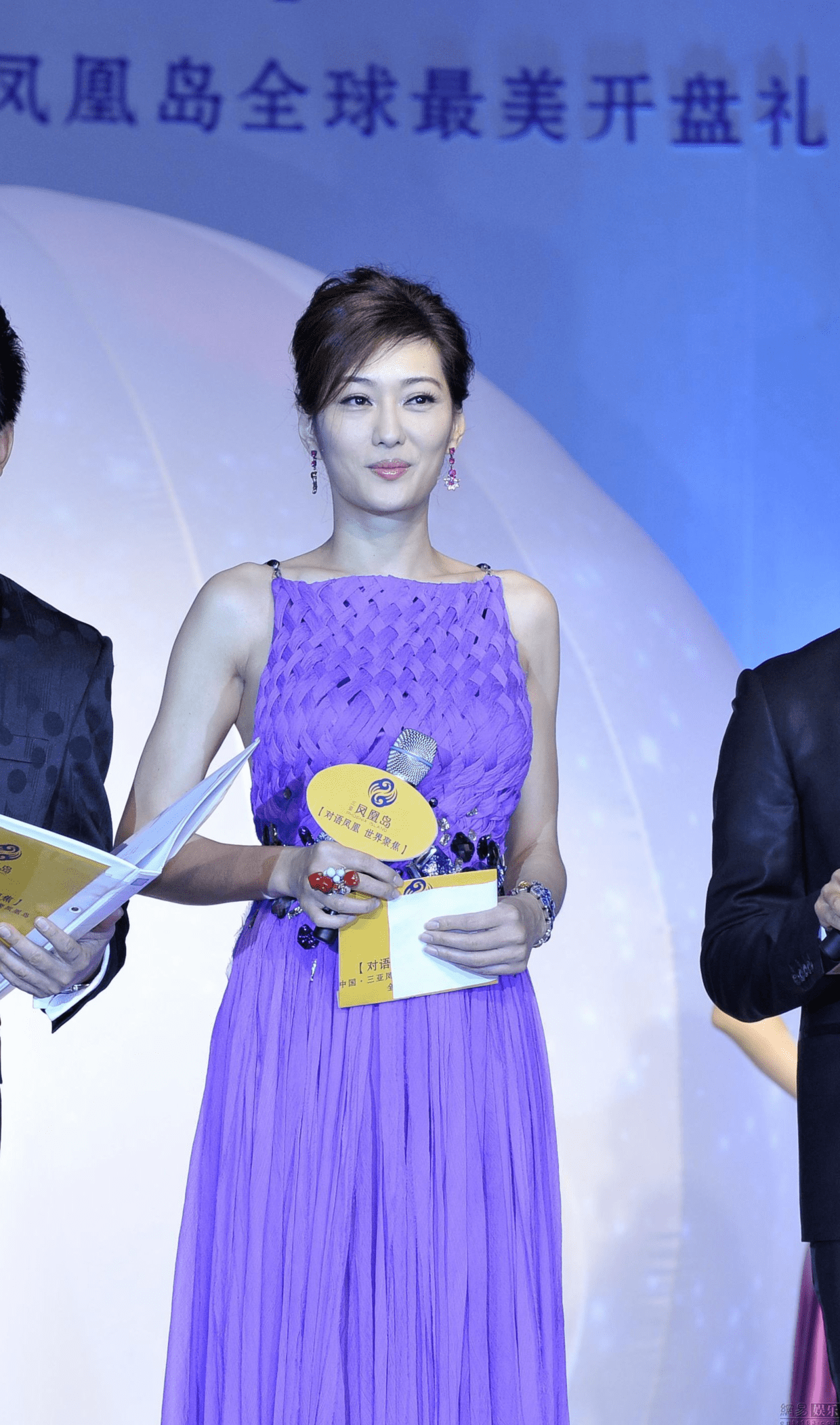 活动|孟广美穿衣真胆大！身穿黑色连衣裙出席活动高级优雅，时尚感满分