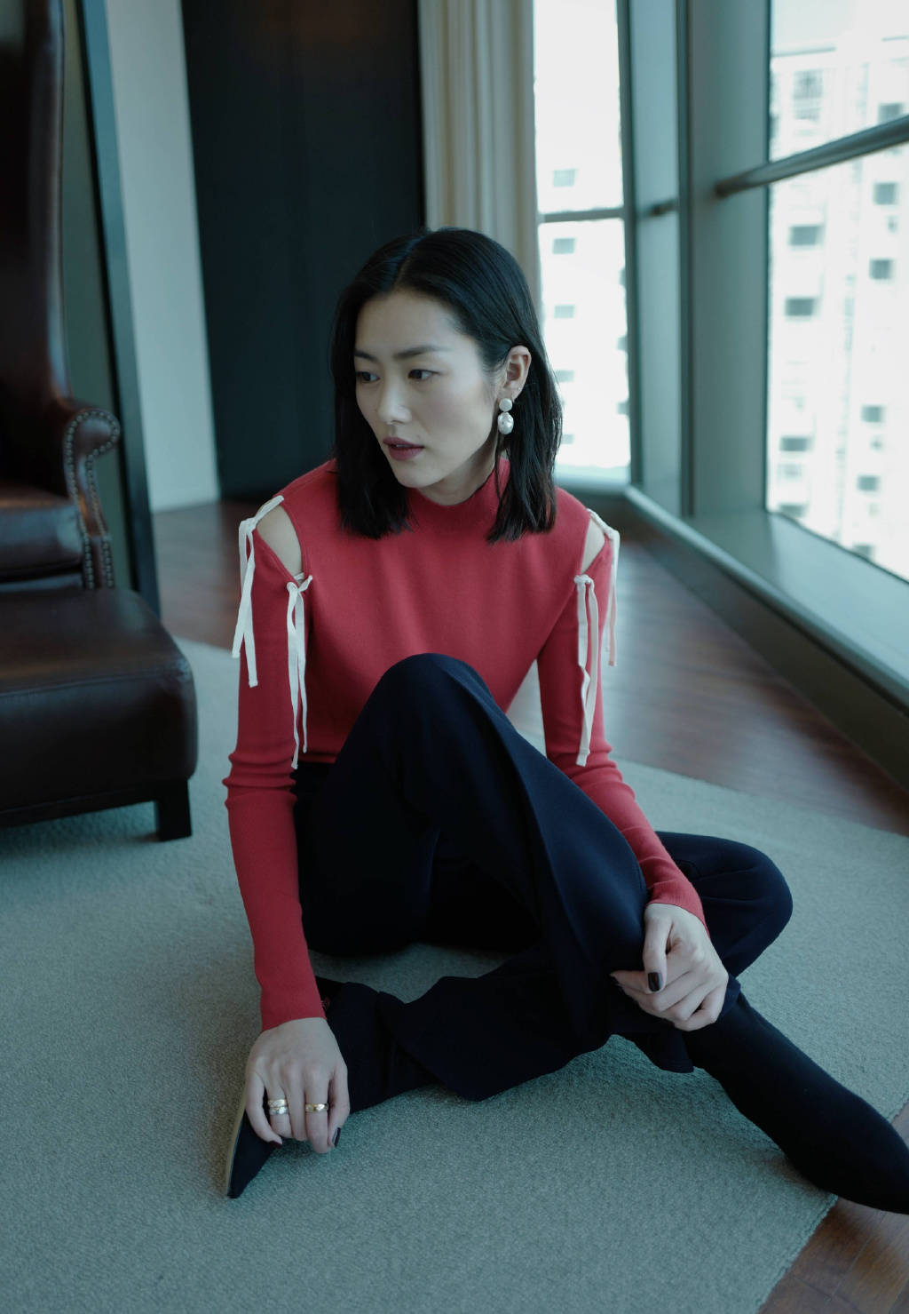 整体|夏天想要穿得又美又辣，女明星开始流行“挖洞”，清凉又有高级感