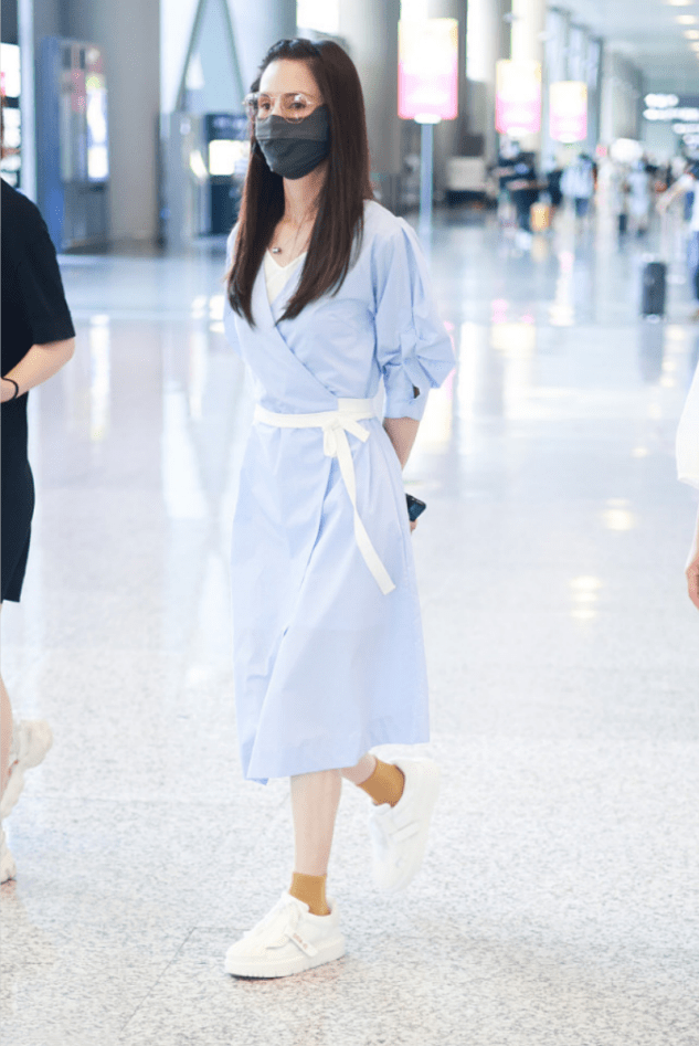 亮点|55岁李若彤太会玩，不露脚踝反而把袜子露出来穿，却意外有减龄感