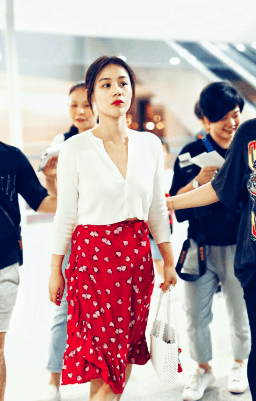 了真|马思纯瘦了真任性！奶奶衫配碎花裙，不仅不显土，意外清新又洋气