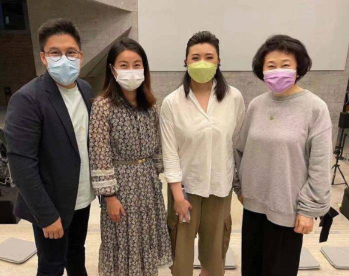 岳母|郭晶晶高调了，2万雏菊图案印花裙优雅贵气，曾同框何超琼也不输